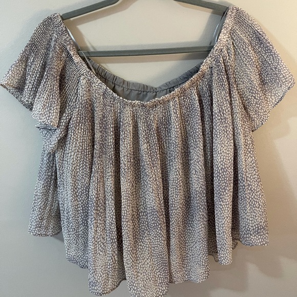 Gorgeous off the shoulder Top - Picture 2 of 2